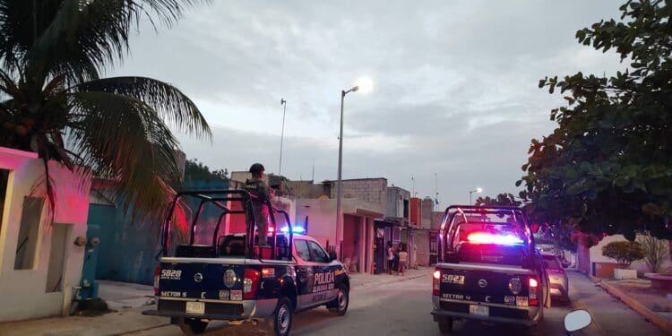 Detienen a hombres con drogas y armas, durante cateo en Playa del Carmen