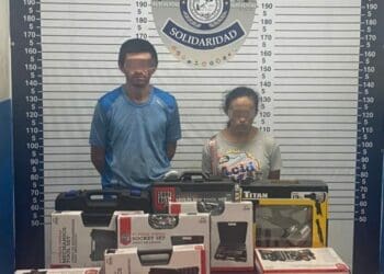 Detienen a pareja por robo en AutoZone de Playa del Carmen