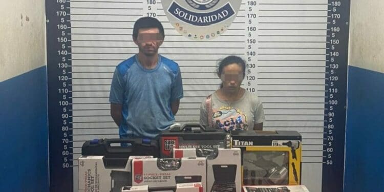 Detienen a pareja por robo en AutoZone de Playa del Carmen