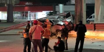En pérdida total queda auto al impactarse contra guarnición de puente vial en Playa del Carmen