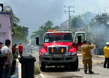 Incendio consume tres casas en Playa del Carmen