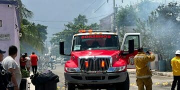 Incendio consume tres casas en Playa del Carmen