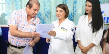 Kira Iris firma compromisos de campaña en favor de Solidaridad