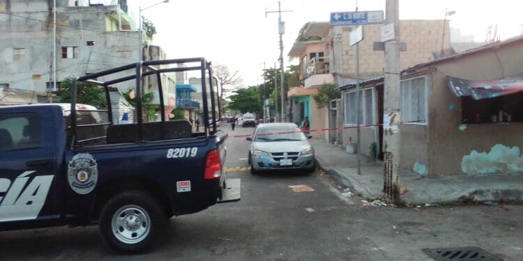 Muere mujer acuchillada durante asalto en Playa del Carmen