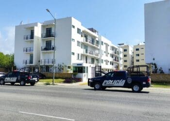 Muere trabajador al caer de techo de edificio en Playa del Carmen