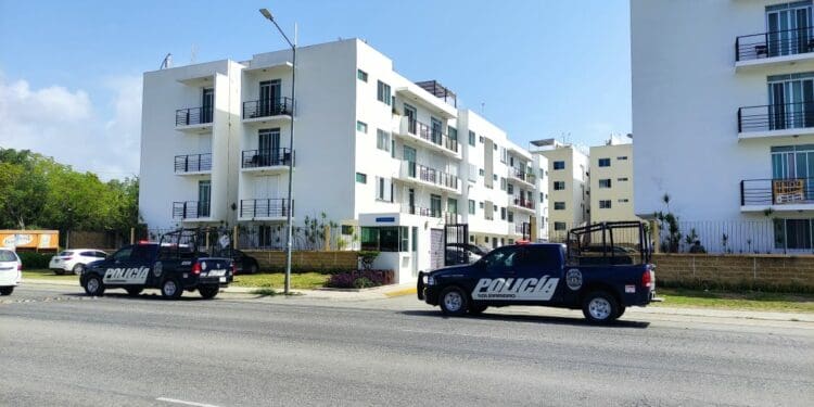 Muere trabajador al caer de techo de edificio en Playa del Carmen