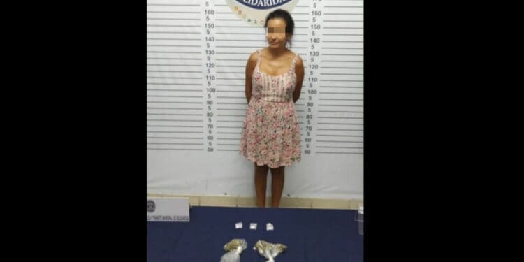 Mujer es detenida en Villas del Sol por portar marihuana y "piedra"