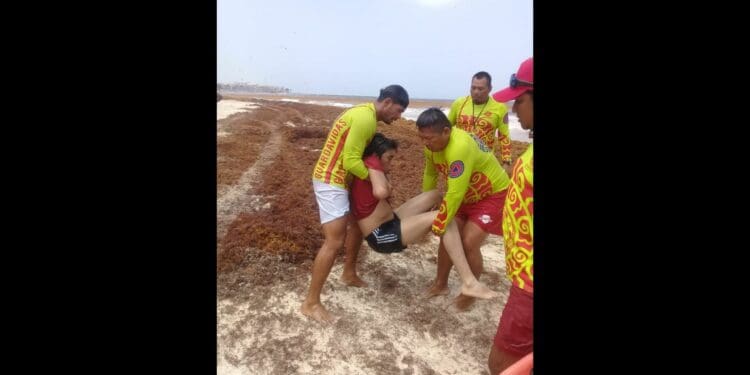 Rescatan a bañista de morir ahogado en Playa del Carmen