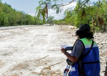 Rescatan vialidad transformada en ‘cementerio de escombros’ en Playa del Carmen