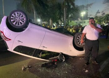Vuelca auto tras chocar contra coches estacionados a un costado del Palacio Municipal de Playa del Carmen