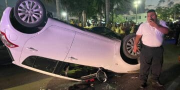 Vuelca auto tras chocar contra coches estacionados a un costado del Palacio Municipal de Playa del Carmen