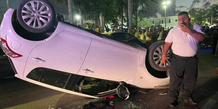 Vuelca auto tras chocar contra coches estacionados a un costado del Palacio Municipal de Playa del Carmen