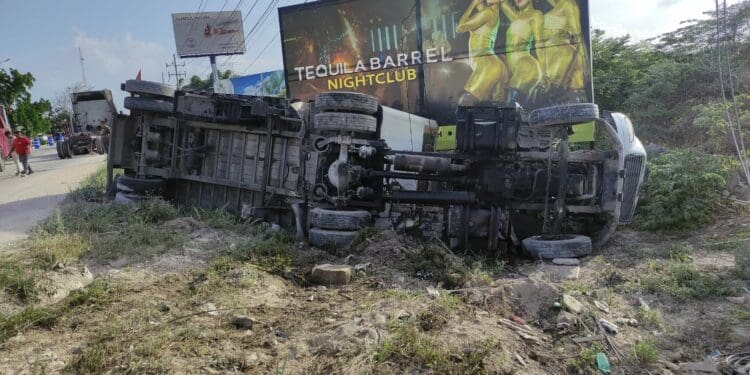 Vuelca camión de Dunosusa y genera caos vial en entrada a Playa del Carmen