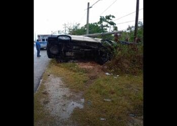 Vuelca camioneta en carretera, frente a Puerto Aventuras