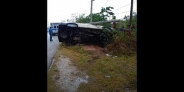 Vuelca camioneta en carretera, frente a Puerto Aventuras