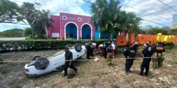 Vuelca vehículo con turistas rumbo a Puerto Aventura; hay un lesionado