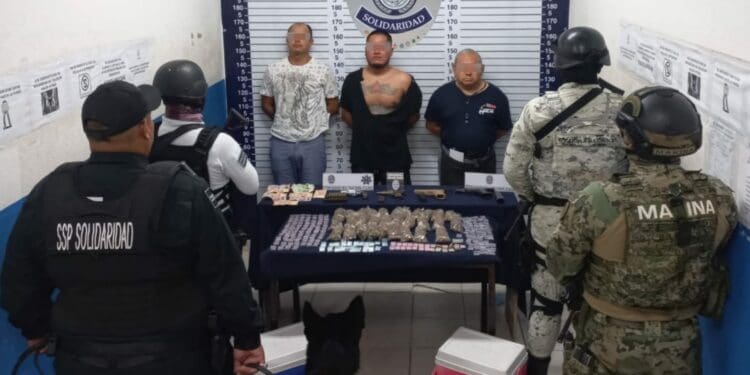 Detienen a 3 sujetos con 4 armas, más de 200 dosis y efectivo en Playa del Carmen