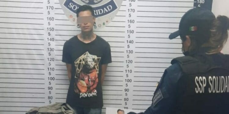 Perro policía detecta a pasajero con narcóticos en van de Playa del Carmen