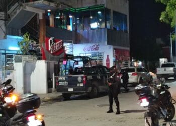 Asegura Fiscalía equipos de almacenamiento de cámaras de seguridad en bar de Puerto Aventuras