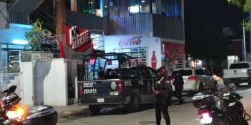 Asegura Fiscalía equipos de almacenamiento de cámaras de seguridad en bar de Puerto Aventuras