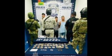 Caen tres presuntos narcomenudistas con drogas y cartuchos útiles en Villas del Sol￼