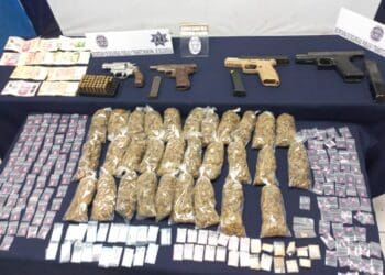 Capturan a tres presuntos narcomenudistas con 4 armas y 219 dosis en la Quinta Avenida de Playa del Carmen