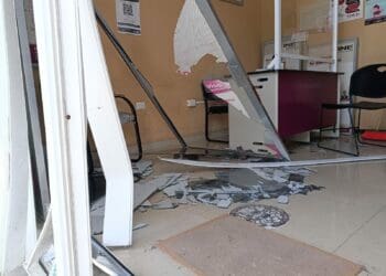 Choca agente de Tránsito contra módulo del INE en Playa del Carmen