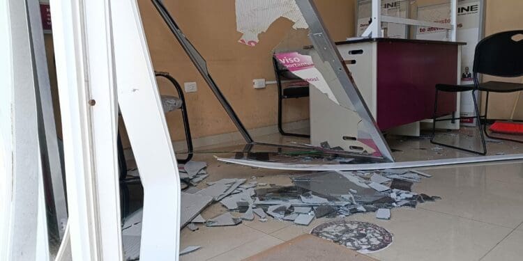 Choca agente de Tránsito contra módulo del INE en Playa del Carmen