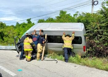 Chofer de van queda con pierna destrozada, luego de salirse de carretera Tulum-Playa del Carmen