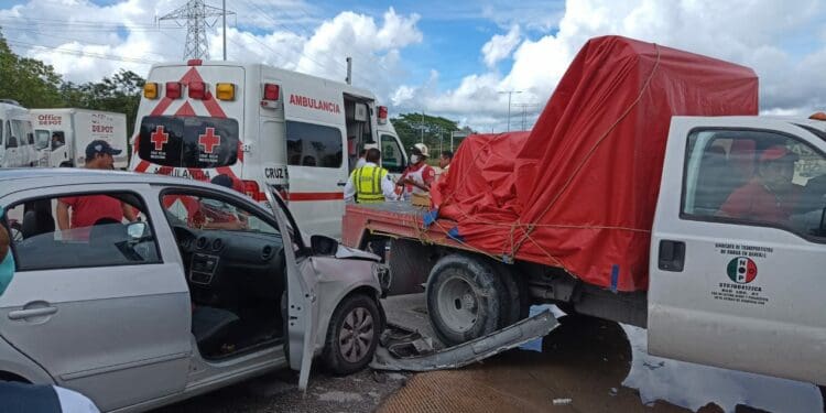 Choque manda al hospital a dos personas en Playa del Carmen