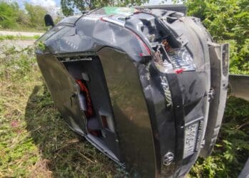 Conductor dormita y vuelca fuera de la carretera federal en Playa del Carmen  