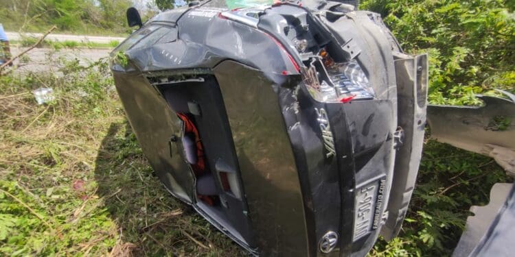 Conductor dormita y vuelca fuera de la carretera federal en Playa del Carmen