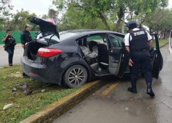 Conductor intenta darse a la fuga tras accidente con motociclista en Playa del Carmen