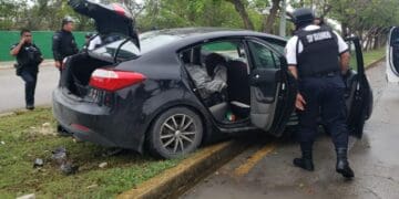 Conductor intenta darse a la fuga tras accidente con motociclista en Playa del Carmen