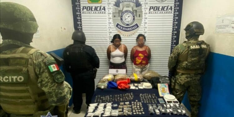 Detienen a dos mujeres con réplica de arma y más de 170 dosis en Playa del Carmen