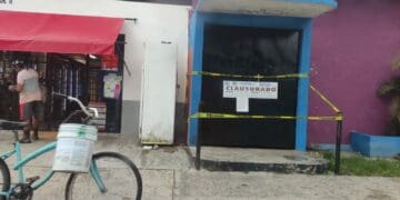 Detienen a meseros por retener a cliente en bar de Playa del Carmen