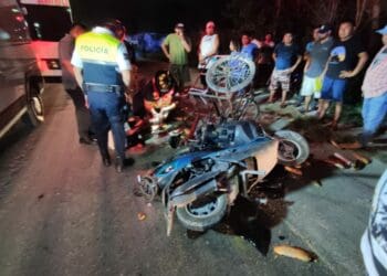 Fuerte accidente entre motocicleta y triciclo deja a un panadero lesionado en Playa del Carmen￼