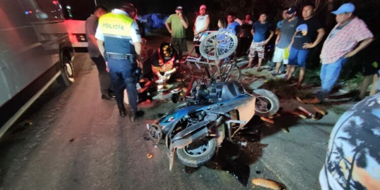 Fuerte accidente entre motocicleta y triciclo deja a un panadero lesionado en Playa del Carmen