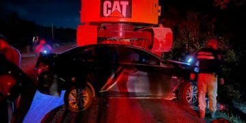 Muere en el hospital automovilista que chocó contra un tráiler en carretera federal 307