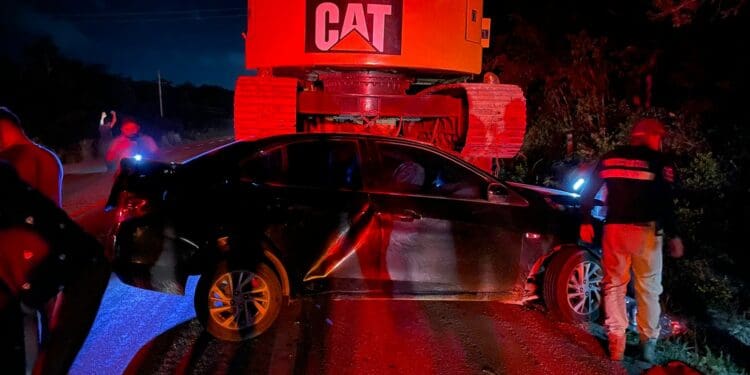 Muere en el hospital automovilista que chocó contra un tráiler en carretera federal 307