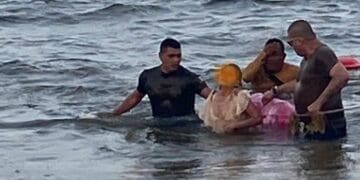Mujer arrastrada por el mar salva su vida con barrera antisargazo￼