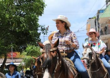 Con la cabalgata urbana inició la Feria del Carmen 2022