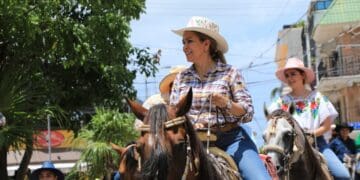 Con la cabalgata urbana inició la Feria del Carmen 2022