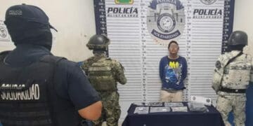 Detienen a sujeto en posesión de drogas y un arma de fuego