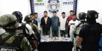 Golpe a la delincuencia; policías de Solidaridad aseguran a siete sujetos, tres armas de fuego y droga