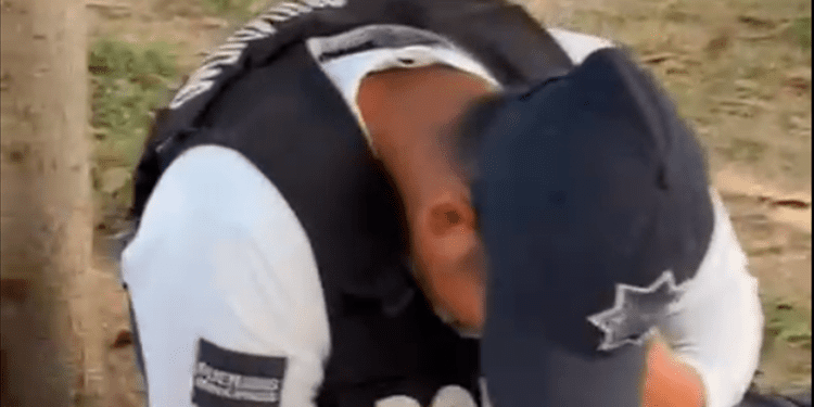 Arrestan a un extranjero que caminaba desnudo en Playa del Carmen; atacó a un policía