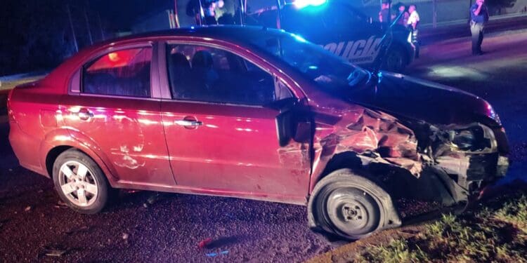 Automovilista ebrio huye de policías y choca contra peritos, en Playa del Carmen