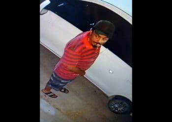 Captan en video a ladrón que asola calles de Villas del Sol