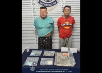 Detienen a dos con 79 bolsitas de droga en Villas del Sol