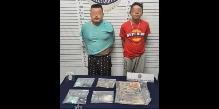 Detienen a dos con 79 bolsitas de droga en Villas del Sol